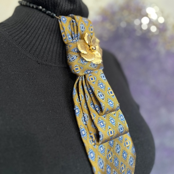 Up-cycled Woman Necktie With Vintage Gold Tone Domed Center Flower Brooch - Picture 5 of 15